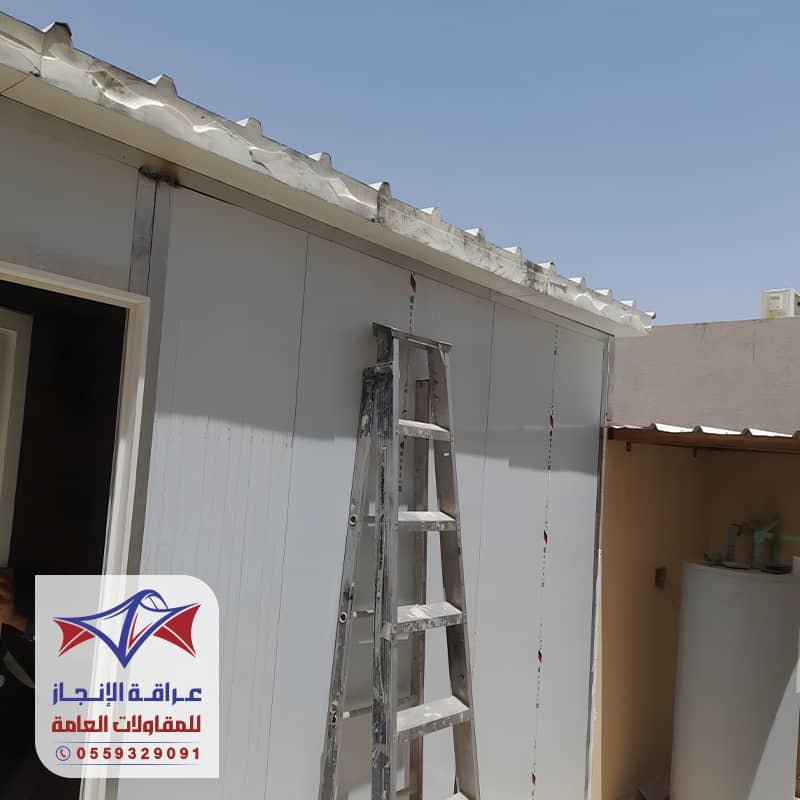غرف اضافية للحواش والسطح مصنوعه من الساندوتش بانل