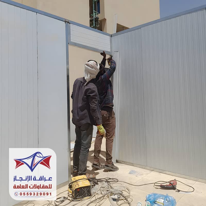 فريق عمل مؤسسة عراقة الإنجاز عند تركيب غرفة ساندوتش بانل
